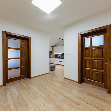 Luxury Apartments Uzhorod Esterno foto